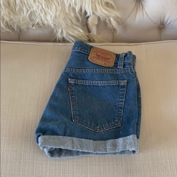 Vintage Levi Jean Shorts- size 26/27 - Picture 3 of 5